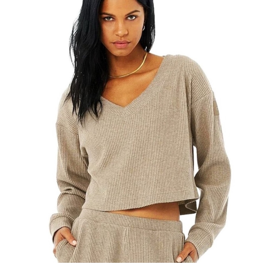 Alo Yoga Muse cropped long sleeve v-neck. Size XS